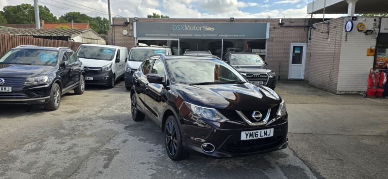 2016 Nissan Qashqai 1.6 Dig-T Tekna in Black — image 1