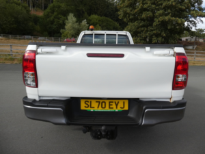 2020 Toyota Hilux 2.4 D-4d Active Narrow Body Pickup 2dr Diesel Manual 4WD Euro 6 (150 Ps) in White — image 4