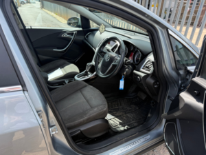 2010 Vauxhall Astra 1.6 16v Sri Hatchback 5dr Petrol Auto Euro 5 (115 Ps) in Silver — image 5