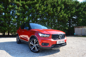 2019 Volvo Xc40 2.0 R-Design Pro T4 in Red — image 3