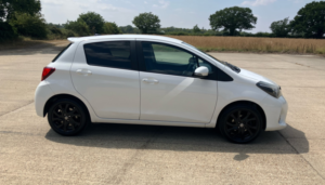 2016 Toyota Yaris 1.3 Dual Vvt-I Design in White — image 3