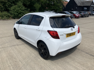 2016 Toyota Yaris 1.3 Dual Vvt-I Design in White — image 4
