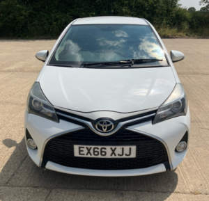 2016 Toyota Yaris 1.3 Dual Vvt-I Design in White — image 5