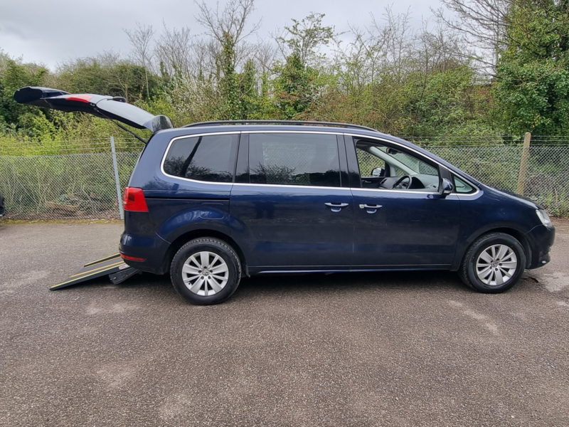 2013 Volkswagen Sharan 2.0 Tdi Bluemotion Tech Se in Blue — image 1