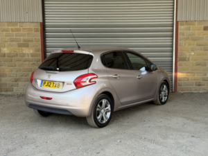 2012 Peugeot 208 1.4 Hdi Allure in Pink — image 5