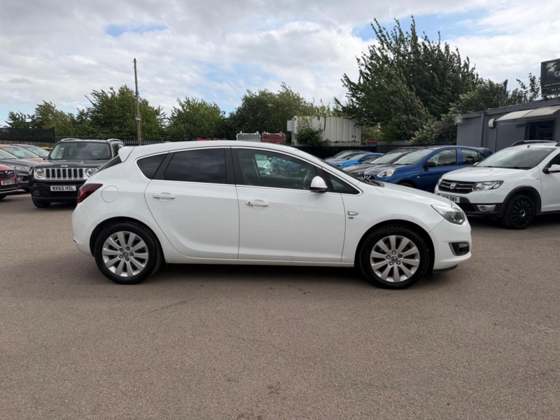 2013 Vauxhall Astra 2.0 Cdti Ecoflex Elite Euro 5 (s/s) 5dr in White — image 1