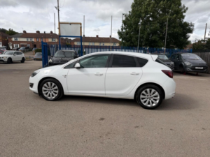 2013 Vauxhall Astra 2.0 Cdti Ecoflex Elite Euro 5 (s/s) 5dr in White — image 4