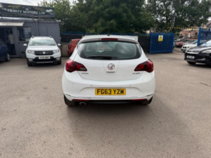 2013 Vauxhall Astra 2.0 Cdti Ecoflex Elite Euro 5 (s/s) 5dr in White — image 5