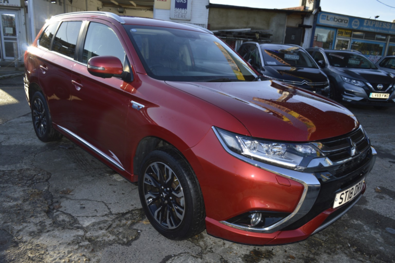 2018 Mitsubishi Outlander 2.0 H 12kwh 4h in Red — image 1