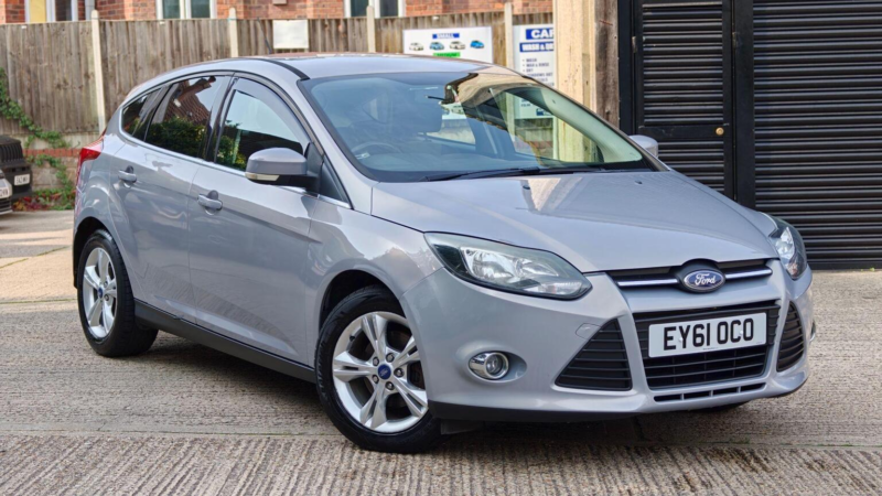 2011 Ford Focus 1.6 Zetec Euro 5 5dr in Silver — image 1