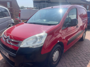 2011 Citroen Berlingo 1.6 Hdi 850 X L1 4dr in Red — image 2