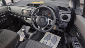 2014 Toyota Yaris 1.33 Dual Vvt-I Icon Plus Euro 5 5dr in Black — image 3
