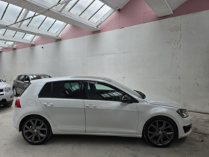2013 Volkswagen Golf 2.0 Tdi Bluemotion Tech Gt in White — image 4