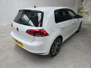 2013 Volkswagen Golf 2.0 Tdi Bluemotion Tech Gt in White — image 5