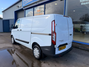 2017 Ford Transit Custom 2.0 Tdci 270 Panel Van 5dr Diesel Manual L1 H1 in White — image 4
