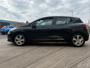 2016 Renault Clio 1.5 Dynamique Nav Dci 90 in Black — image 6