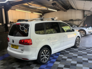 2014 Volkswagen Touran 2.0 Tdi Bluemotion Tech Sport in White — image 4