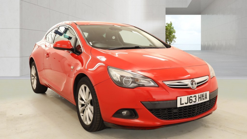 2013 Vauxhall Astra Gtc 2.0 Cdti Sri in Red — image 1