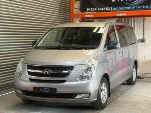 2012 Hyundai I800 2.5 Crdi Style Auto Euro 5 5dr in Silver — image 2