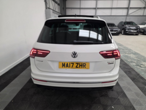 2017 Volkswagen Tiguan 2.0 Tdi Bluemotion Tech R-Line in White — image 5
