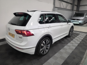 2017 Volkswagen Tiguan 2.0 Tdi Bluemotion Tech R-Line in White — image 6