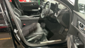2018 Volvo V60 2.0 D3 Momentum Auto Euro 6 (s/s) 5dr in Black — image 4