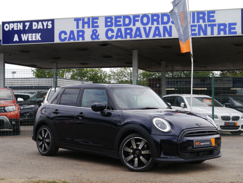 2021 MINI Hatch 1.5 Cooper Exclusive Hatchback 5dr Petrol Manual Euro 6 (s/s) (136 Ps) in Black — image 1