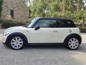 2010 MINI Hatch 1.6 Cooper S Steptronic Euro 5 3dr in White — image 3