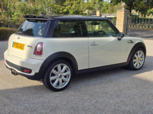 2010 MINI Hatch 1.6 Cooper S Steptronic Euro 5 3dr in White — image 6