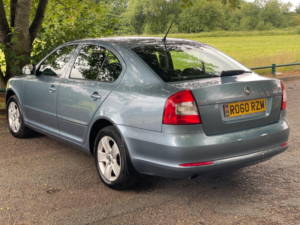 2010 Skoda Octavia 1.6 Tdi Elegance DSG Euro 5 5dr in Grey — image 4