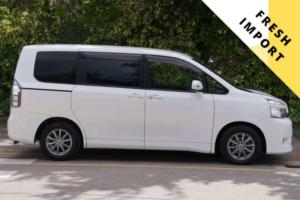 2012 Toyota Voxy X L Edition 5dr 8 Seats in White — image 2