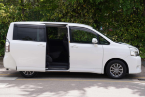 2012 Toyota Voxy X L Edition 5dr 8 Seats in White — image 3