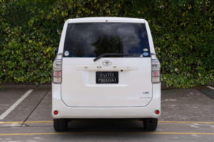 2012 Toyota Voxy X L Edition 5dr 8 Seats in White — image 6