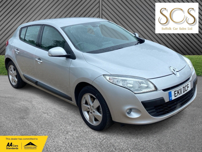 2011 Renault Megane 1.6 16v Dynamique Tomtom in Silver — image 1