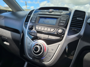 2012 Hyundai Ix20 1.4 Style Hatchback 5dr Petrol Manual Euro 5 (s/s) (90 Bhp) in White — image 4