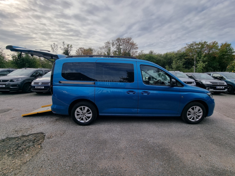 2023 Volkswagen Caddy Maxi 1.5 Tsi Life in Blue — image 1