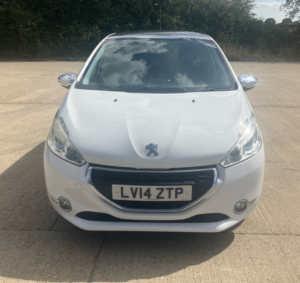 2014 Peugeot 208 1.2 Vti Style in White — image 6