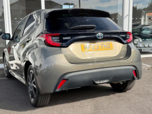 2023 Toyota Yaris 1.5 Vvt-H Design E-CVT Euro 6 (s/s) 5dr in Bronze — image 2