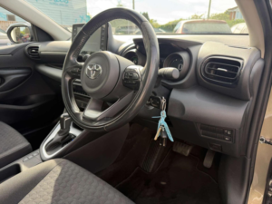 2023 Toyota Yaris 1.5 Vvt-H Design E-CVT Euro 6 (s/s) 5dr in Bronze — image 3