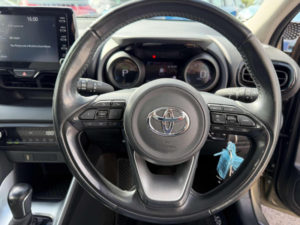 2023 Toyota Yaris 1.5 Vvt-H Design E-CVT Euro 6 (s/s) 5dr in Bronze — image 4