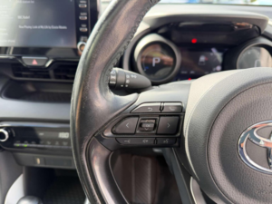 2023 Toyota Yaris 1.5 Vvt-H Design E-CVT Euro 6 (s/s) 5dr in Bronze — image 5