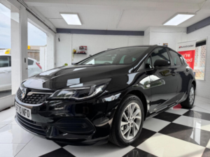 2020 Vauxhall Astra 1.5 Turbo D Se Euro 6 (s/s) 5dr in Black — image 3