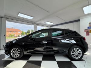 2020 Vauxhall Astra 1.5 Turbo D Se Euro 6 (s/s) 5dr in Black — image 5