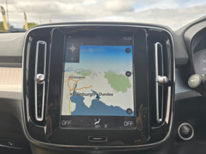 2020 Volvo Xc40 1.5 T3 Momentum SUV 5dr Petrol Manual Euro 6 (s/s) (163 Ps) in White — image 4