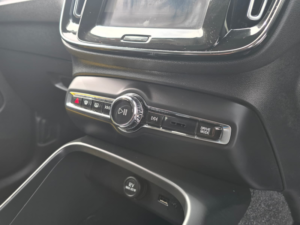 2020 Volvo Xc40 1.5 T3 Momentum SUV 5dr Petrol Manual Euro 6 (s/s) (163 Ps) in White — image 6