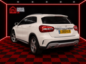 2015 Mercedes-Benz Gla 2.1 Gla200d Amg Line in White — image 3