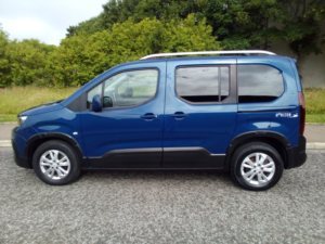 2021 Peugeot Rifter 1.5 Bluehdi Allure Horizon W.a.v. in Blue — image 5