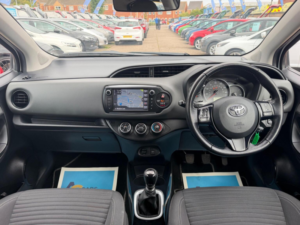 2017 Toyota Yaris 1.33 Dual Vvt-I Design Euro 6 5dr in White — image 2