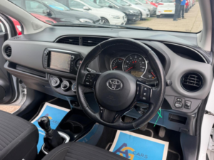 2017 Toyota Yaris 1.33 Dual Vvt-I Design Euro 6 5dr in White — image 3