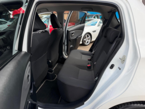 2017 Toyota Yaris 1.33 Dual Vvt-I Design Euro 6 5dr in White — image 5